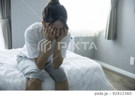 寝起きで体調不良の若い女性 92812360