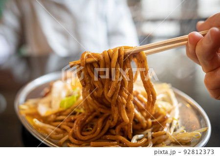 目玉焼きを割った焼きそば(青森県)麺上げ 目玉焼きを割った焼きそば(青森県)麺上げ 92812373