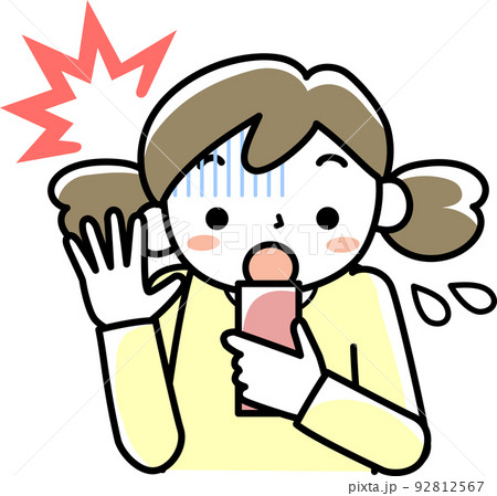 スマホを見て慌てる女の子の上半身 92812567