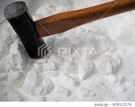 固まった粉洗剤を叩いて砕く 固まった粉洗剤を叩いて砕く 92812576