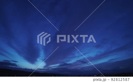 放射状のすじ雲が覆う夏の夜明け空・超広角・空主体・220720am 92812587