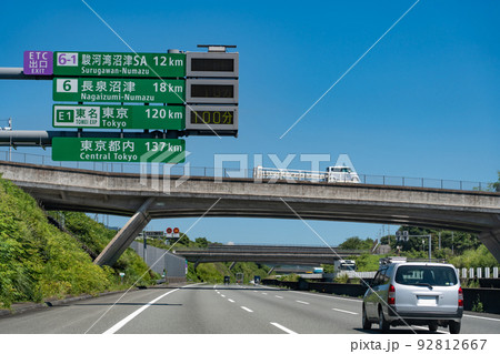 静岡県　新東名高速道の駿河湾沼津サービスエリアへの所要時間を知らせる電光掲示板 92812667