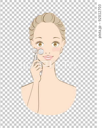 丁寧なスキンケアをする美しい女性　美容ローラー 92812703