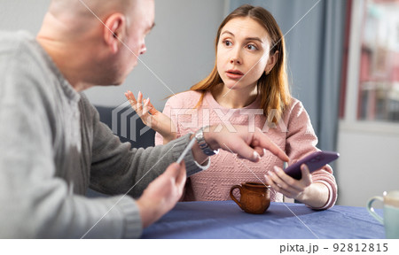 Married couple understand the settings of a mobile phone 92812815