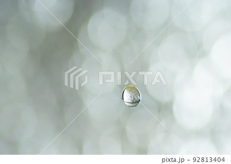 氷柱の滴 92813404