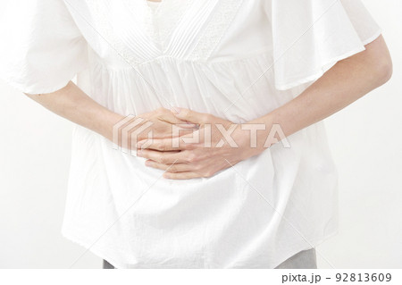 腹痛がするシニア女性 白バック 腹痛がするシニア女性 白バック 92813609