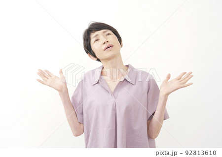 ギブアップするシニア女性 白バック ギブアップするシニア女性 白バック 92813610