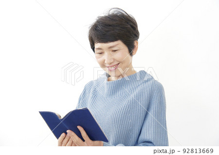 読書するシニア女性　白バック 92813669