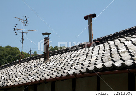 古民家の煙突とアンテナ 92813906