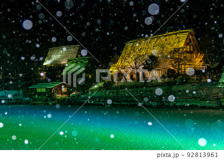 飛騨高山　飛騨の里　雪の降る冬のライトアップ	 92813961