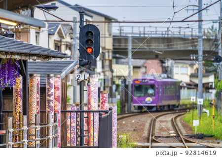嵐電嵐山駅の風景 キモノフォレストと電車 京都市右京区 嵐電嵐山駅の風景 キモノフォレストと電車 京都市右京区 92814619