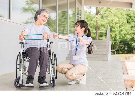 腕のチューブトレーニングする高齢者女性と理学療法士(リハビリ・運動) 腕のチューブトレーニングする高齢者女性と理学療法士(リハビリ・運動) 92814794