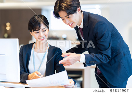 会議 ビジネス オフィス ビジネスマン 撮影協力:WEEK芝大門(サンフロンティア不動産) 会議 ビジネス オフィス ビジネスマン 撮影協力:WEEK芝大門(サンフロンティア不動産) 92814907