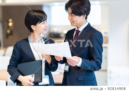 会議 ビジネス オフィス ビジネスマン 撮影協力:WEEK芝大門(サンフロンティア不動産) 会議 ビジネス オフィス ビジネスマン 撮影協力:WEEK芝大門(サンフロンティア不動産) 92814908