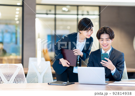 ビジネス　オフィス　ビジネスマン　撮影協力：WEEK芝大門（サンフロンティア不動産） 92814938