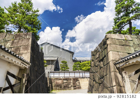 夏の二条城 石垣と改修中の本丸御殿 京都市中京区 夏の二条城 石垣と改修中の本丸御殿 京都市中京区 92815182