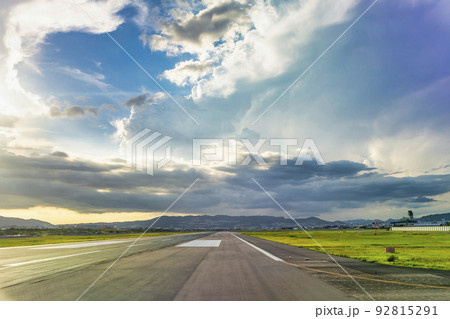 夏の空港の風景　夕暮れの空港　滑走路　大阪府豊中市 92815291