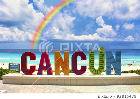 カンクンビーチのカラフルな看板 92815479