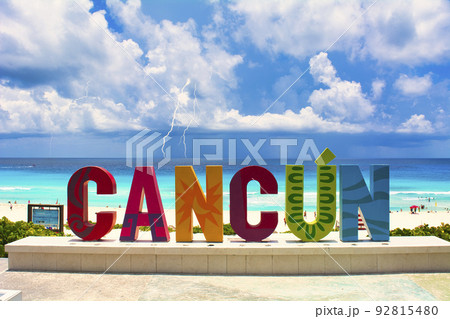 カンクンビーチのカラフルな看板 92815480