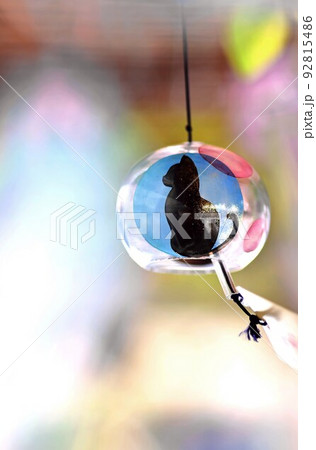 ネコ柄の風鈴で夏の涼を感じて 92815486