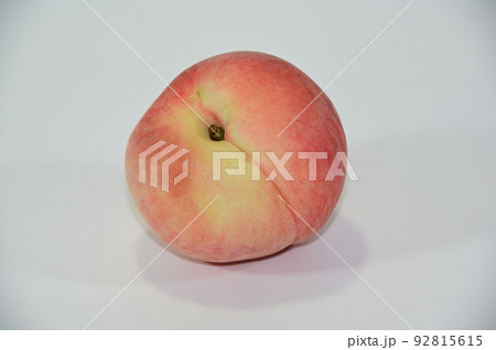 白背景に桃 92815615