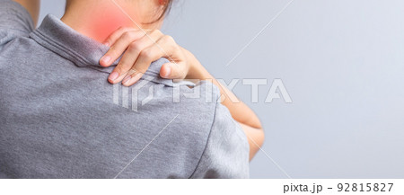 woman with her neck sprain, muscle painful during overwork. Girl having body problem after wake up. Stiff neck, office syndrome and ergonomic concept woman with her neck sprain, muscle painful during overwork. Girl having body problem after wake up. Stiff neck, office syndrome and ergonomic concept 92815827