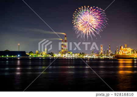 堺泉北臨海工業地帯の夜景と停泊中の船の傍に打ちあがる花火。合成写真 堺泉北臨海工業地帯の夜景と停泊中の船の傍に打ちあがる花火。合成写真 92816810