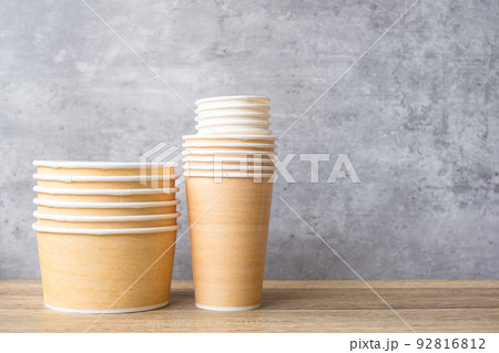 Eco friendly food packaging on table background. natural container Eco friendly food packaging on table background. natural container 92816812