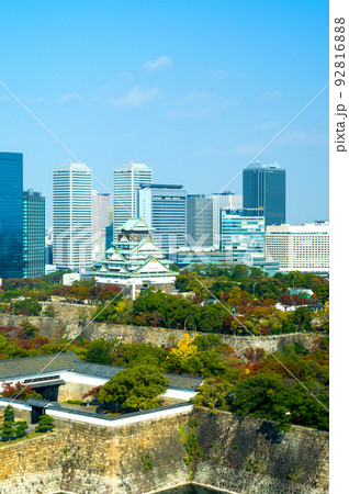 大阪城全景と大阪の街並み/ 92816888