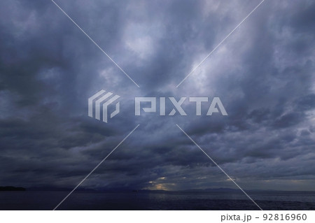 雲に覆われた夏の夕空・超広角・空主体・220716pm 92816960