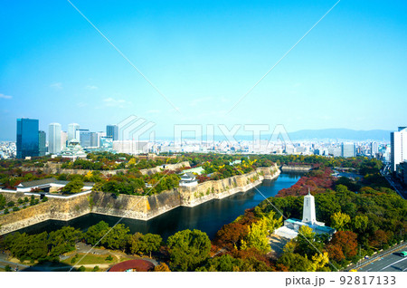 大阪城全景と大阪の街並み/ 92817133