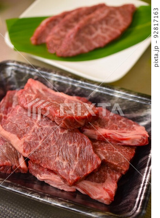 トレイに載せた和牛肉、スライスした牛肉の肩ロース肉 トレイに載せた和牛肉、スライスした牛肉の肩ロース肉 92817163
