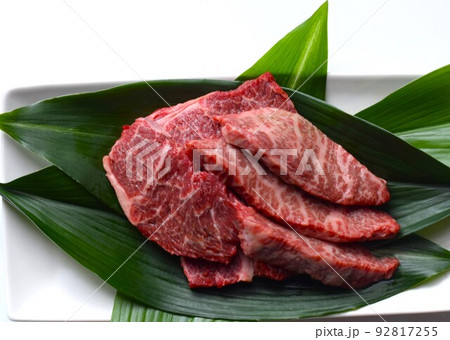 バランに載せた和牛肉、スライスした牛肉の肩ロース肉 バランに載せた和牛肉、スライスした牛肉の肩ロース肉 92817255