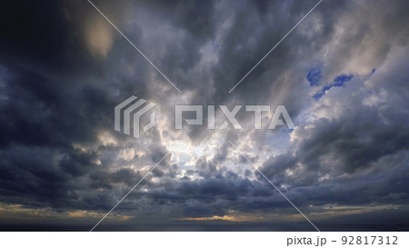 複層の雲がダイナミックに変化した清々しい夏の夕空・超広角・空主体・220719pm 複層の雲がダイナミックに変化した清々しい夏の夕空・超広角・空主体・220719pm 92817312