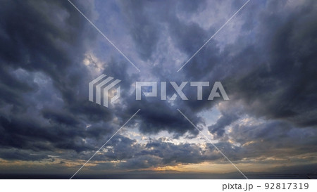 複層の雲がダイナミックに変化した清々しい夏の夕空・超広角・空主体・220719pm 92817319