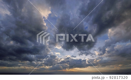 複層の雲がダイナミックに変化した清々しい夏の夕空・超広角・空主体・220719pm 92817320