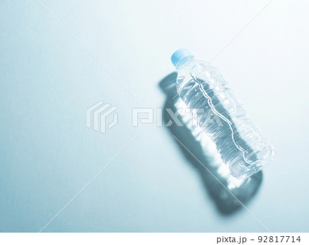 ペットボトル　水 92817714