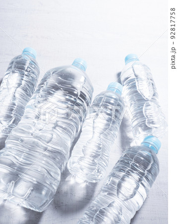 ペットボトル　水 92817758