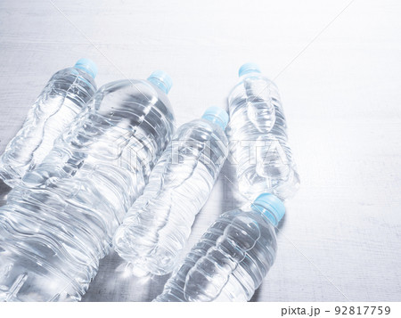ペットボトル　水 92817759