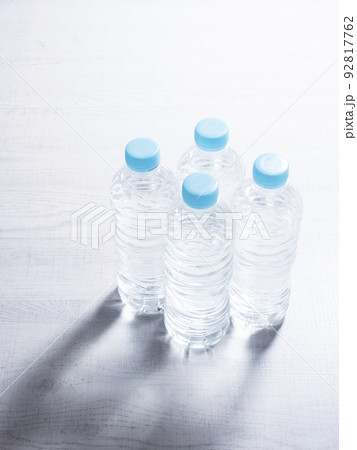 ペットボトル　水 92817762