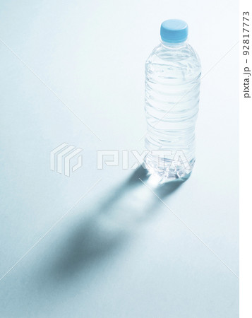 ペットボトル　水 92817773