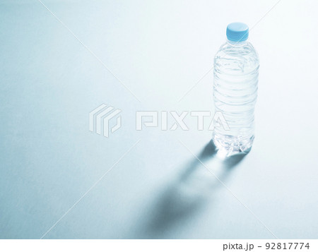ペットボトル　水 92817774