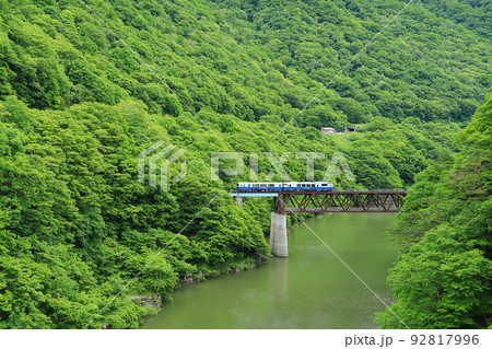 新緑の阿賀川の鉄橋を走る会津鉄道 新緑の阿賀川の鉄橋を走る会津鉄道 92817996