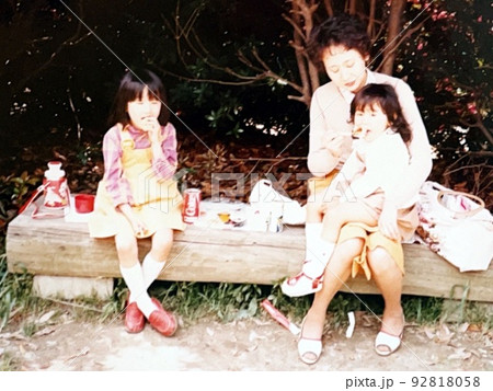 昭和50年代　ベンチでピクニックをする母と姉妹 92818058