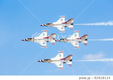 千歳基地でのアメリカ空軍 サンダーバーズ曲技飛行 92818114