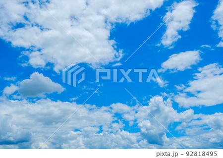 真夏の青空と白い雲 真夏の青空と白い雲 92818495