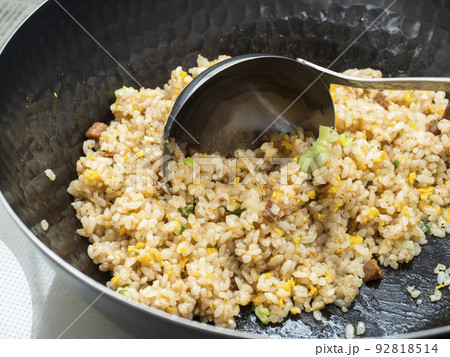 鉄製の中華鍋でチャーハンを炒める 92818514
