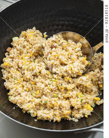鉄製の中華鍋でチャーハンを炒める 92818518