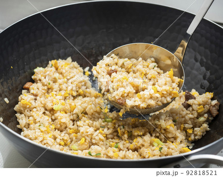 鉄製の中華鍋でチャーハンを炒める 92818521