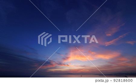 上層雲が夕焼けした夏の夕空・超広角・空主体・220720pm 上層雲が夕焼けした夏の夕空・超広角・空主体・220720pm 92818600
